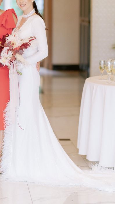 Rochie mireasa din dantela Chantilly ivoire si pene struț