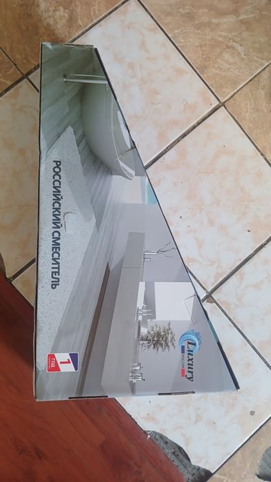 Продам смеситель для ванны с тропическим душем.