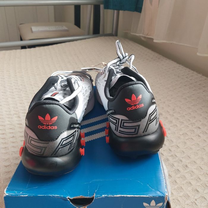 Маратонки  оригинални, маркови,бели