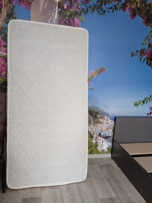 Кровать с матрасом