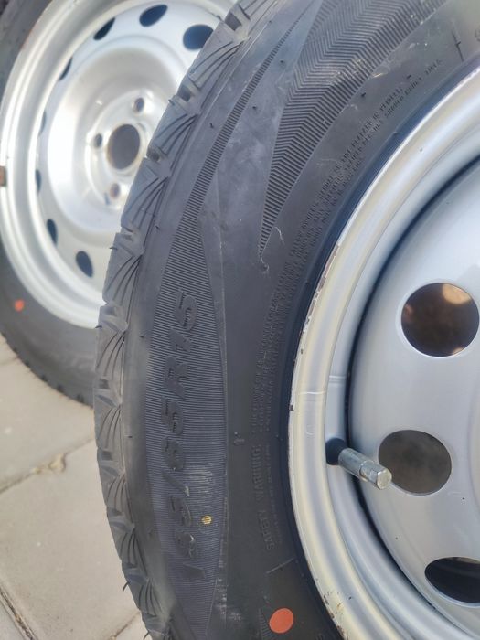 Продам комплект б/у зимней резины