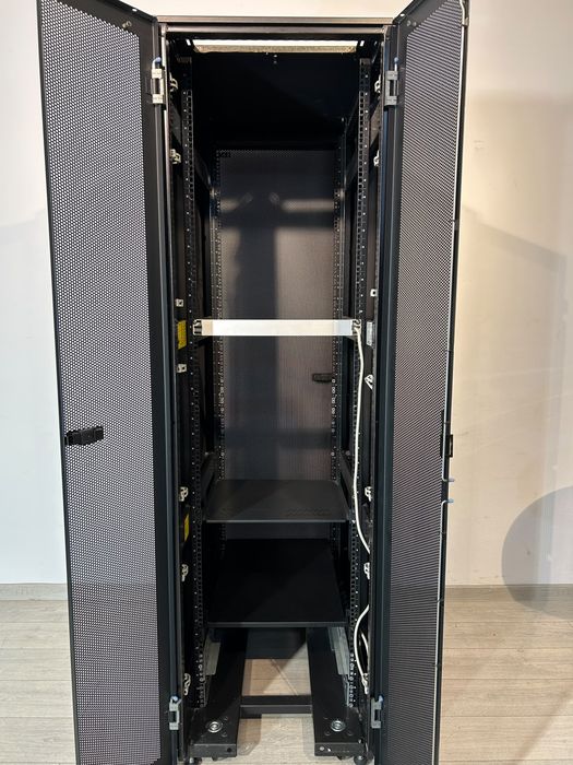 Rack Server IBM de Podea pe Roți, Dulap Cabinet Închis
