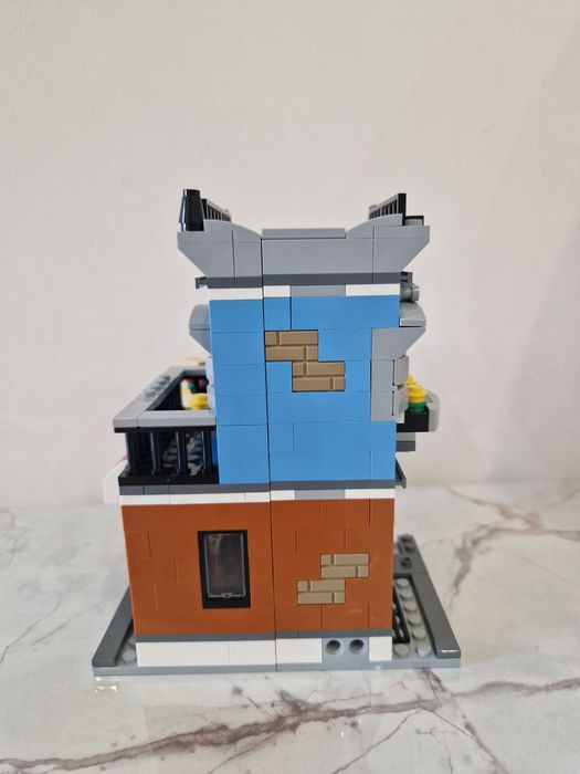 LEGO Creator 3-in-1 31050 Corner Deli (2016).