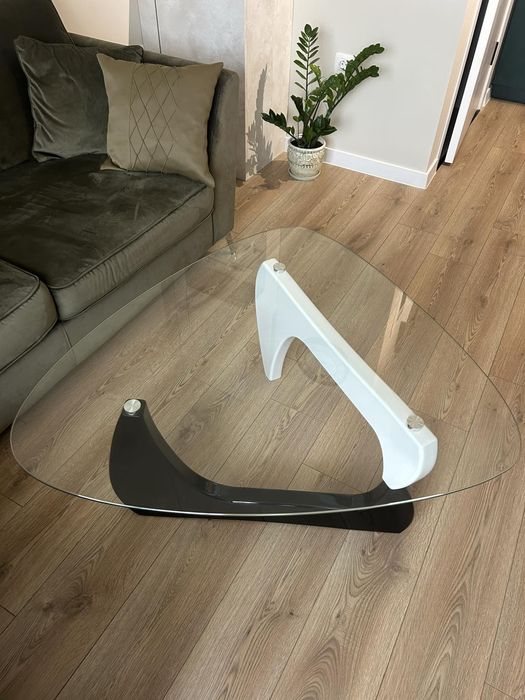 Стъклена холна маса