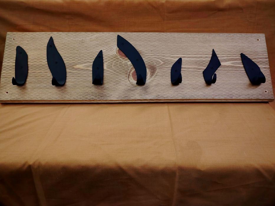 Стенни закачалки от масив