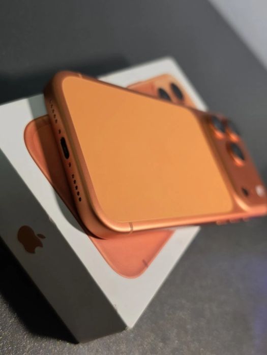 Iphone 17 pro  foarte bun nicio urma de zgârieturi  capacitatea bateriei 98% vând doar cu bani înainte am nevoie de bani urgent