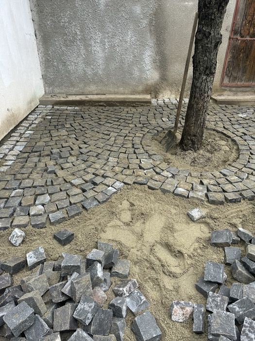 Vând piatră cubică și montez