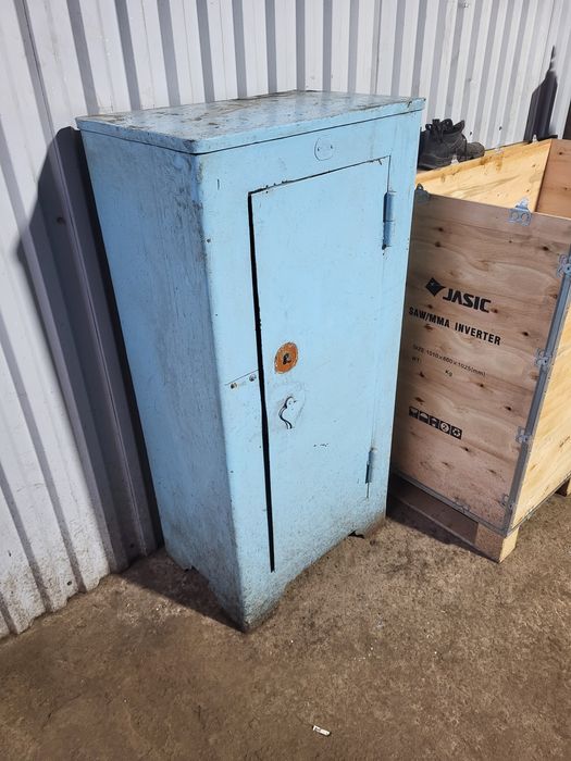 Продам сейф металлический