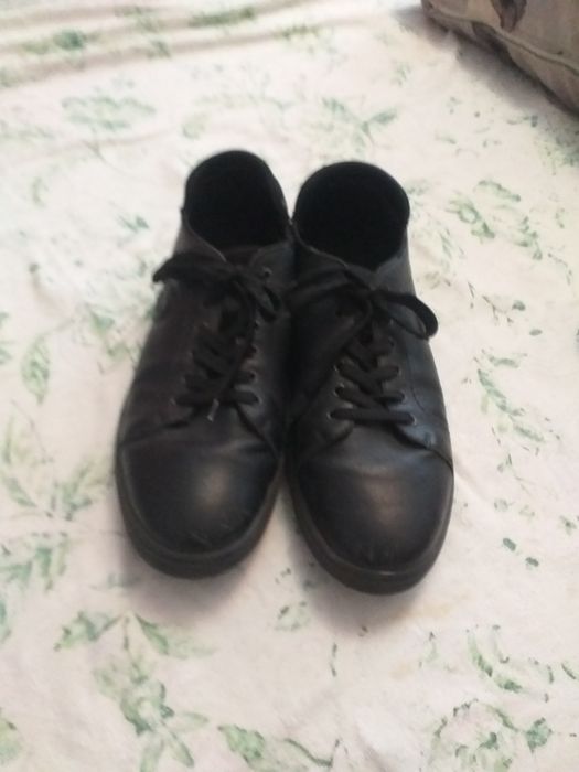Продаётся мужская обувь 45 размер.