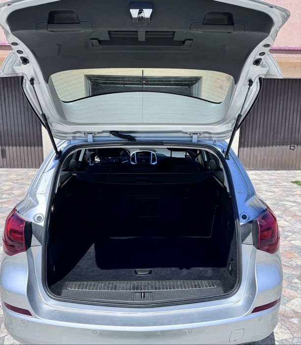 Opel Astra Tourer 2011