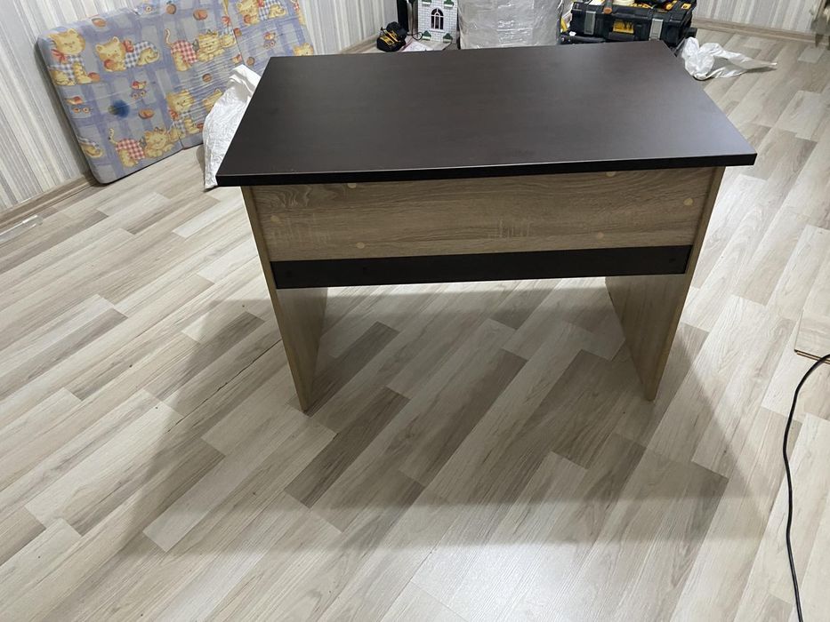 Офис бюро - в два цвята