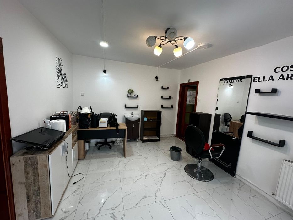 Ofer spre închiriere post manichiură, cosmetică