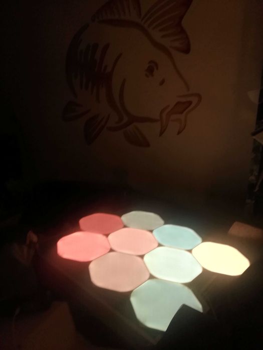 Nanoleaf Shapes Hexagon Starter Kit - пълен комплект от 9 Смарт LED светлинни панелa, контролер и аксесоари (като нови)