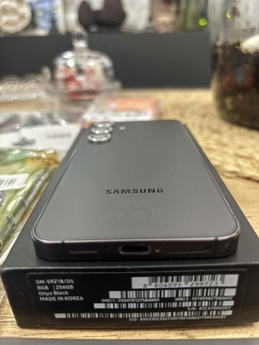 Samsung Galaxy S24, 256GB – Батерия 99% + Подарък 6 кейса и 4 стъклени протектора!