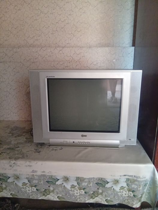 Televizor lg orqasi bor srochna sotiladi