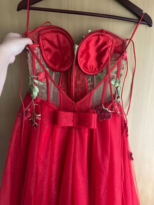 Червена бална рокля