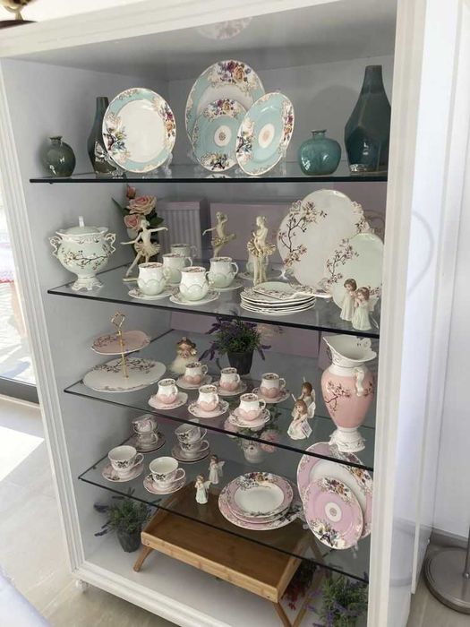 Оборудване за магазин,ателие,стелажи, масивно бюро и рафтове от MDF