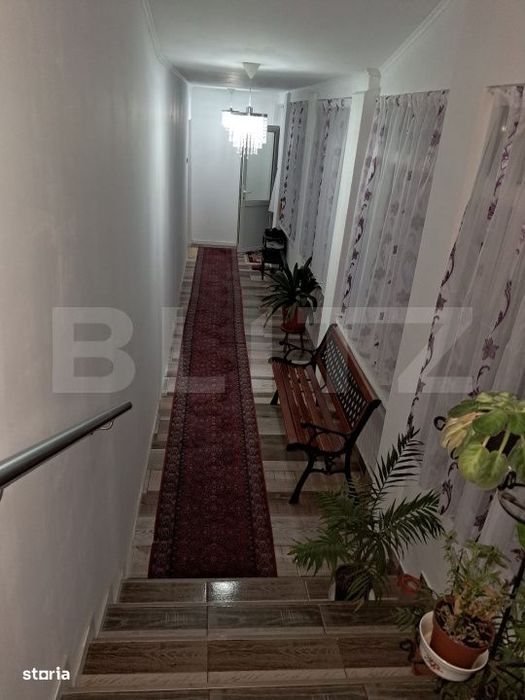 Casa de vanzare, 6 camere, 535 mp, zona Varias