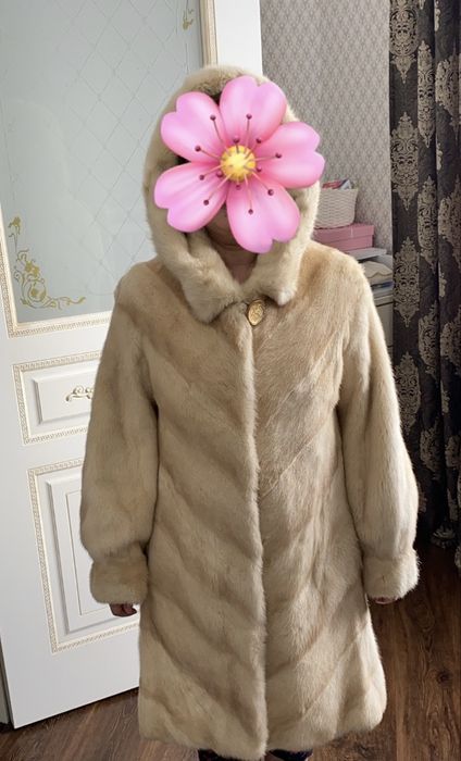 Шубы женские светлая и черная