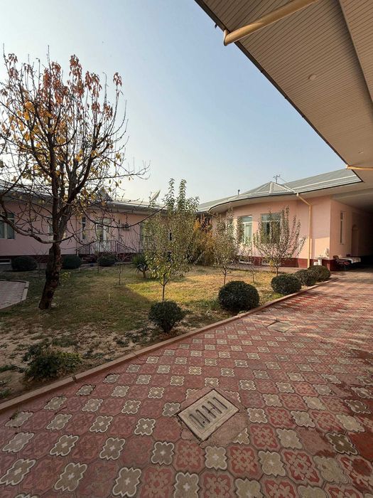 Юнусабад. Гвардейский. 1-линия 10 сотик ховли сотилади. Фасад 33 метр.