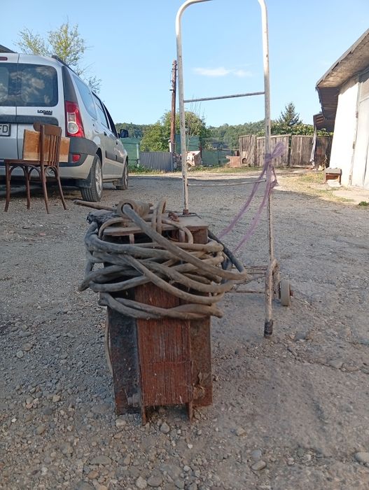 Aparat de sudura electrica funcțional, funcționează cu electrozi de 2.5 și este complet, cu cablu de masa + sudura preț negociabil