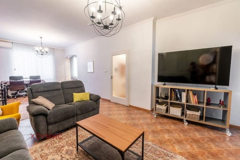 Тристаен апартамент 110 кв.м под наем в София Център | Обзаведен, до НДК