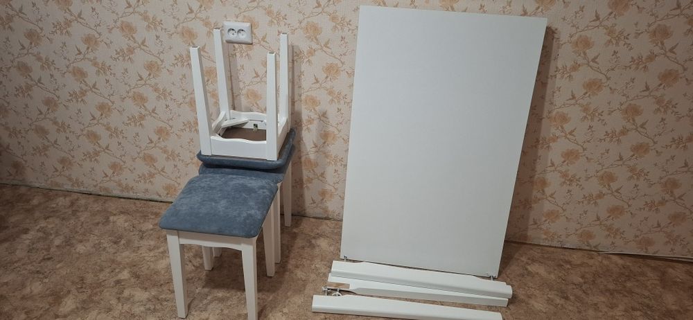 Продам кухонный гарнитур (набор) - стол и 4 табурета.