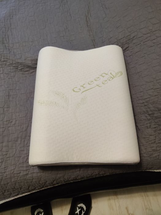 Възглавница с анатомична извивка и мемори пяна