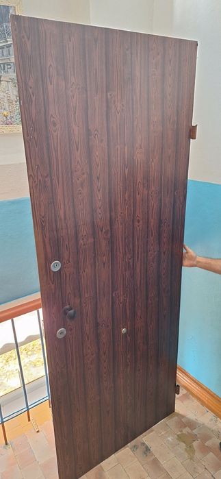 Продаётся входная дверь с косяком