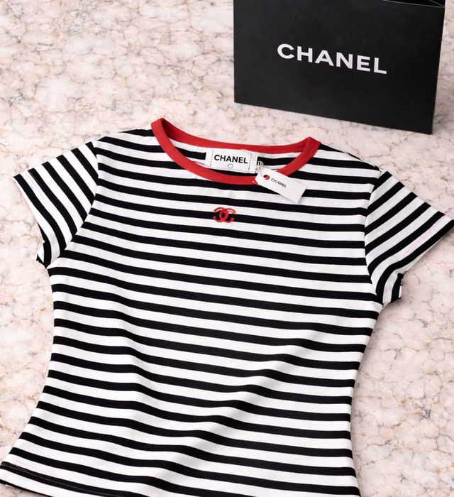 уникална тениска на райе черно бяла черна червен кант на шанел chanel