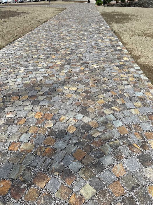 Piatră cubică colorată pentru alei și curți | Montaj la cheie