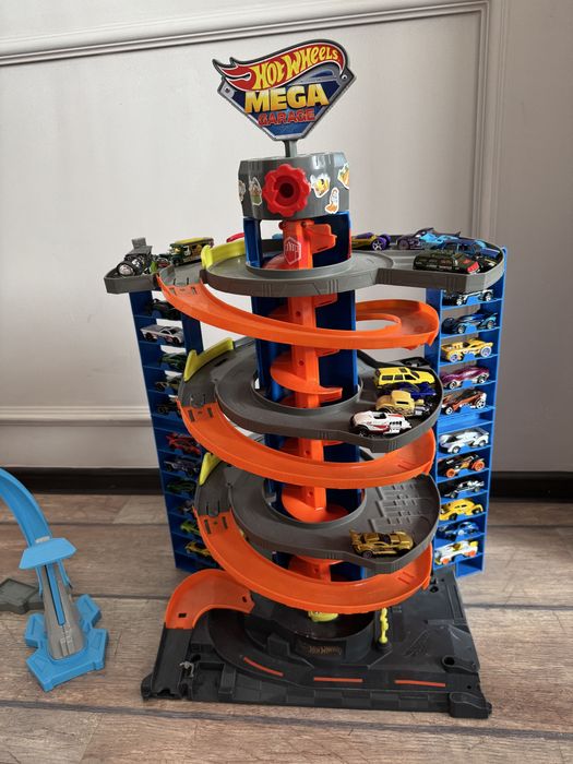 Город Hotweels и 165 машинок