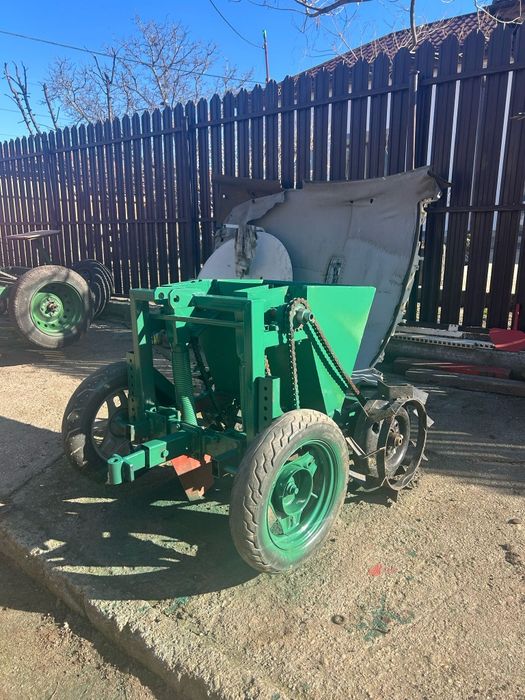 Semanatoare arpagic și usturoi pe 2 rânduri pentru motocultor