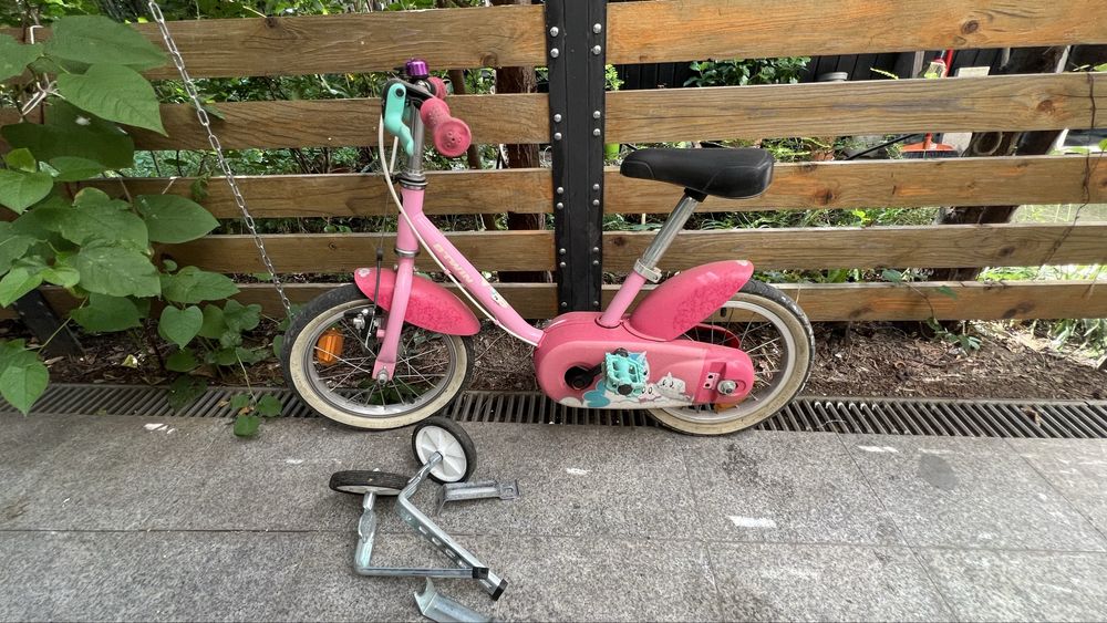 Bicicleta fetite, cu roti ajutatoare