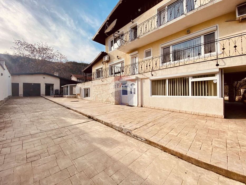 Къща с пет спални, камина, басейн и гараж за продажба, град Балчик, Я