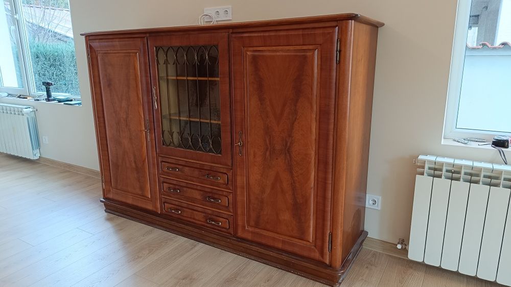 Старинен шкаф - много красив!