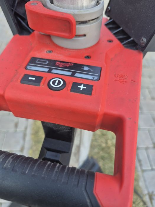 Turn de iluminat Milwaukee