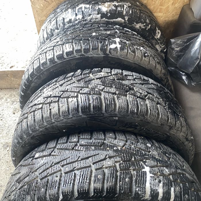 215/60/16 зимние шипованные в отличном состочний
