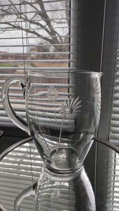 Голяма стъклена кана с гравирани цветя