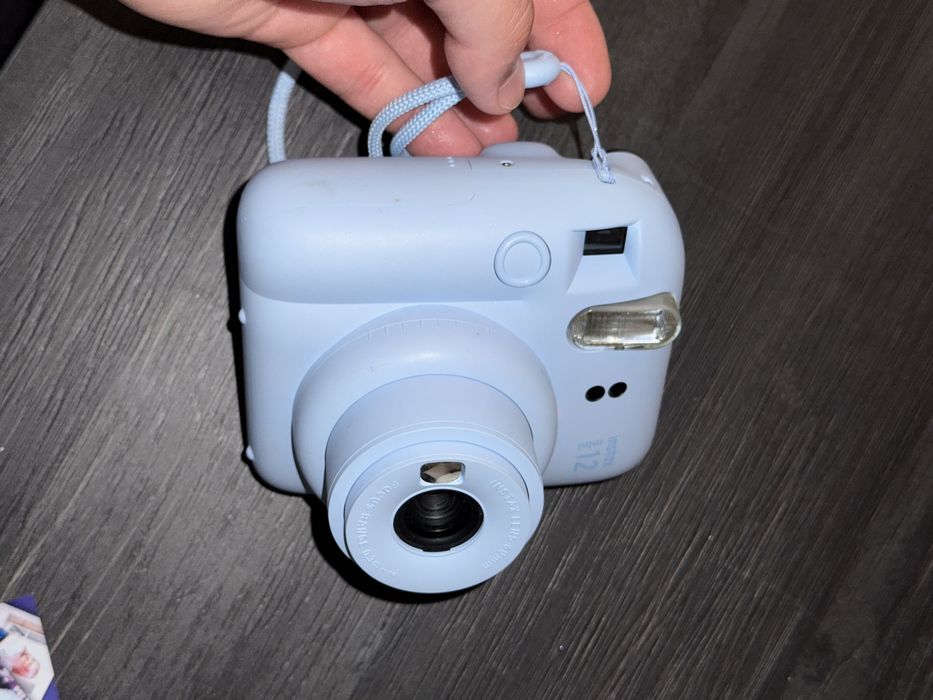 Продам Instax Mini 12 (голубой)