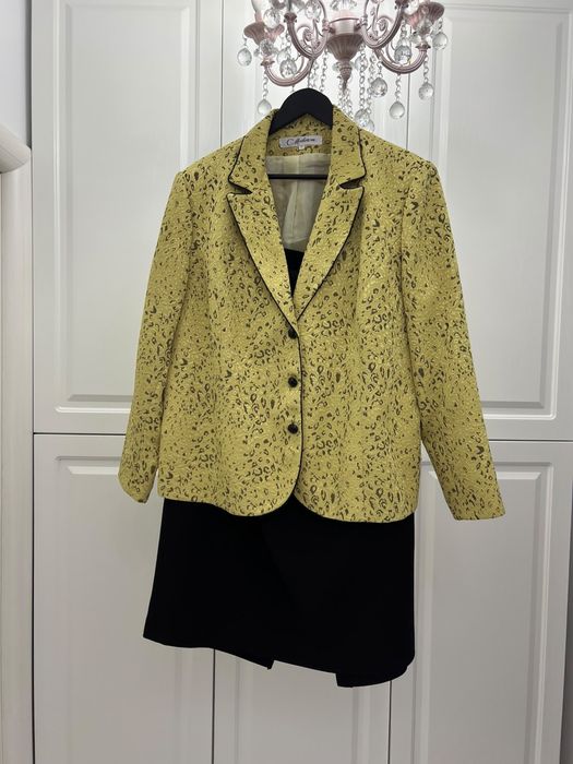 Vand costum pentru femei