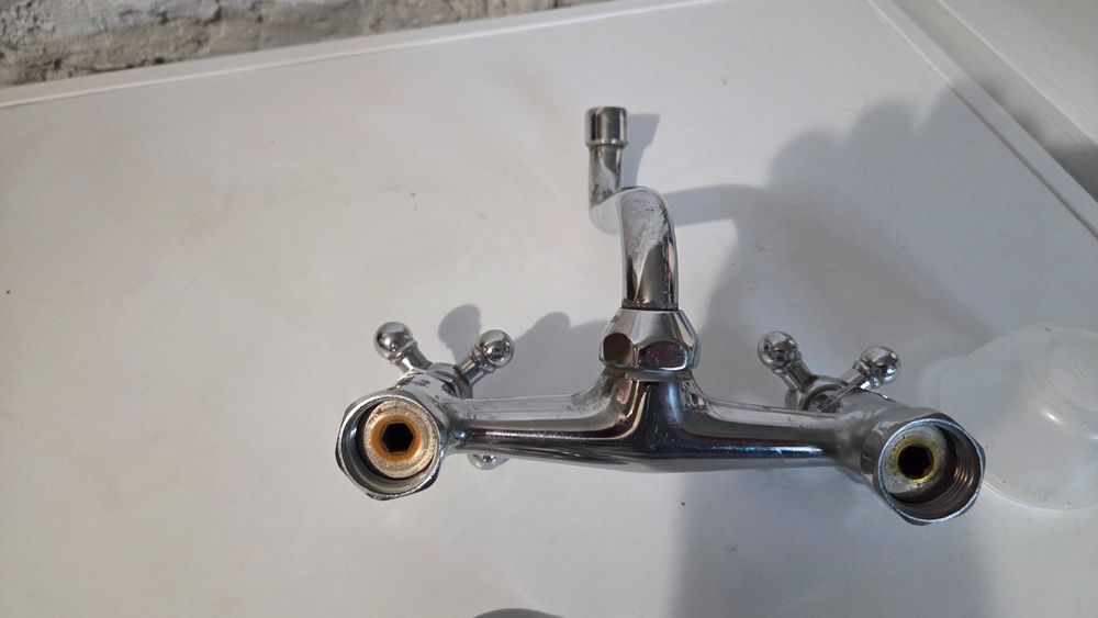 Смесител стенен за мивка