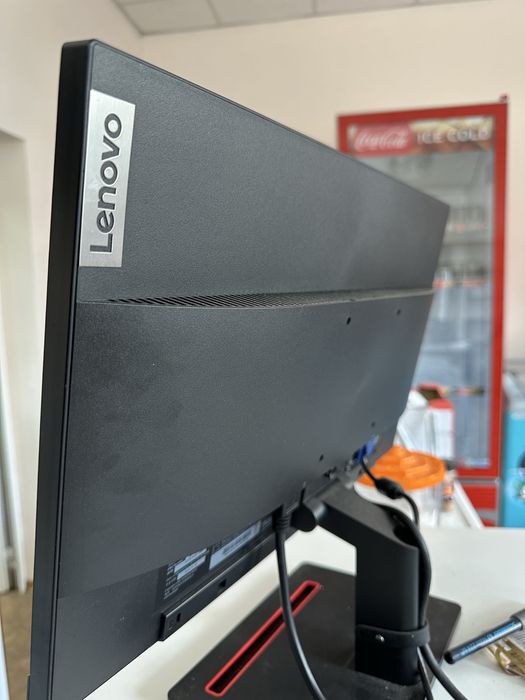 Компютър със складова програма готов за работа