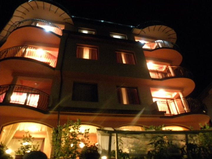 Продава се Хотел в к.к. Пампорово - 1008 кв.м за 571 €/кв.м - Снимка #2