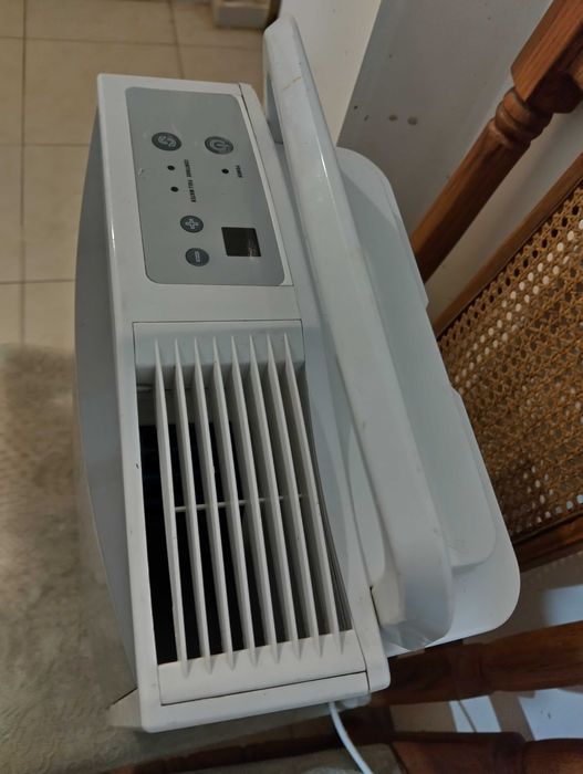 влагоабсорбатор Duracraft DD-TEC10E  бял и сив цвят.