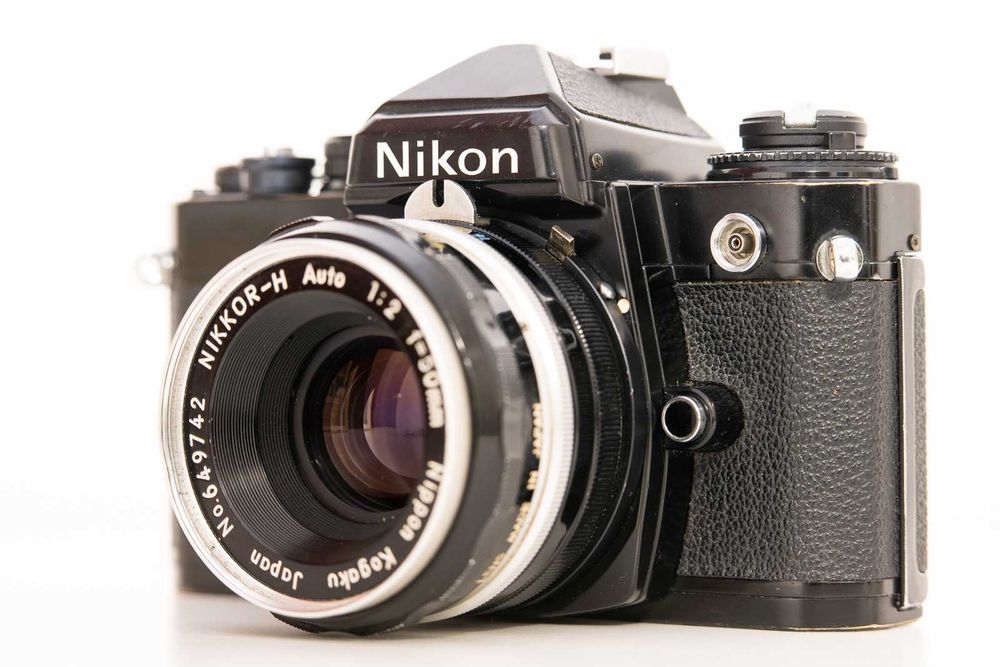 Aparat film Nikon FE cu obiectiv Nikon 50 F2