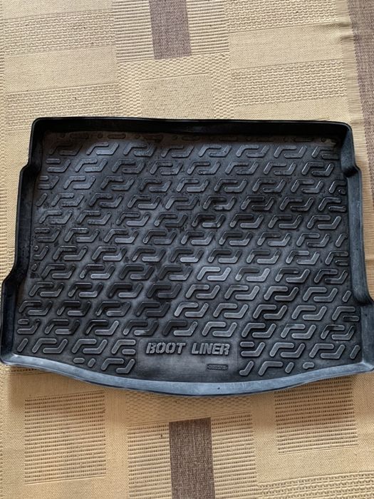 Продаю коврик в багажник