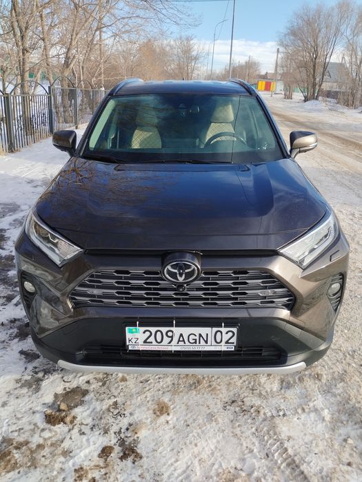 Toyota RAV4 2021 год.