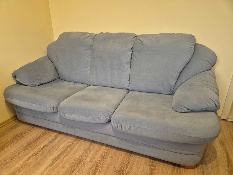 Продавам диван .