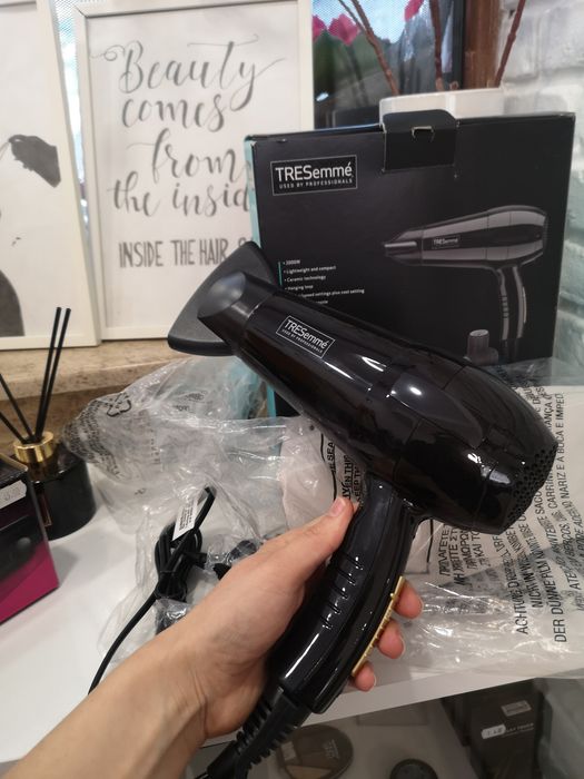 Ултра лек професионален сешоар TRESemme нов